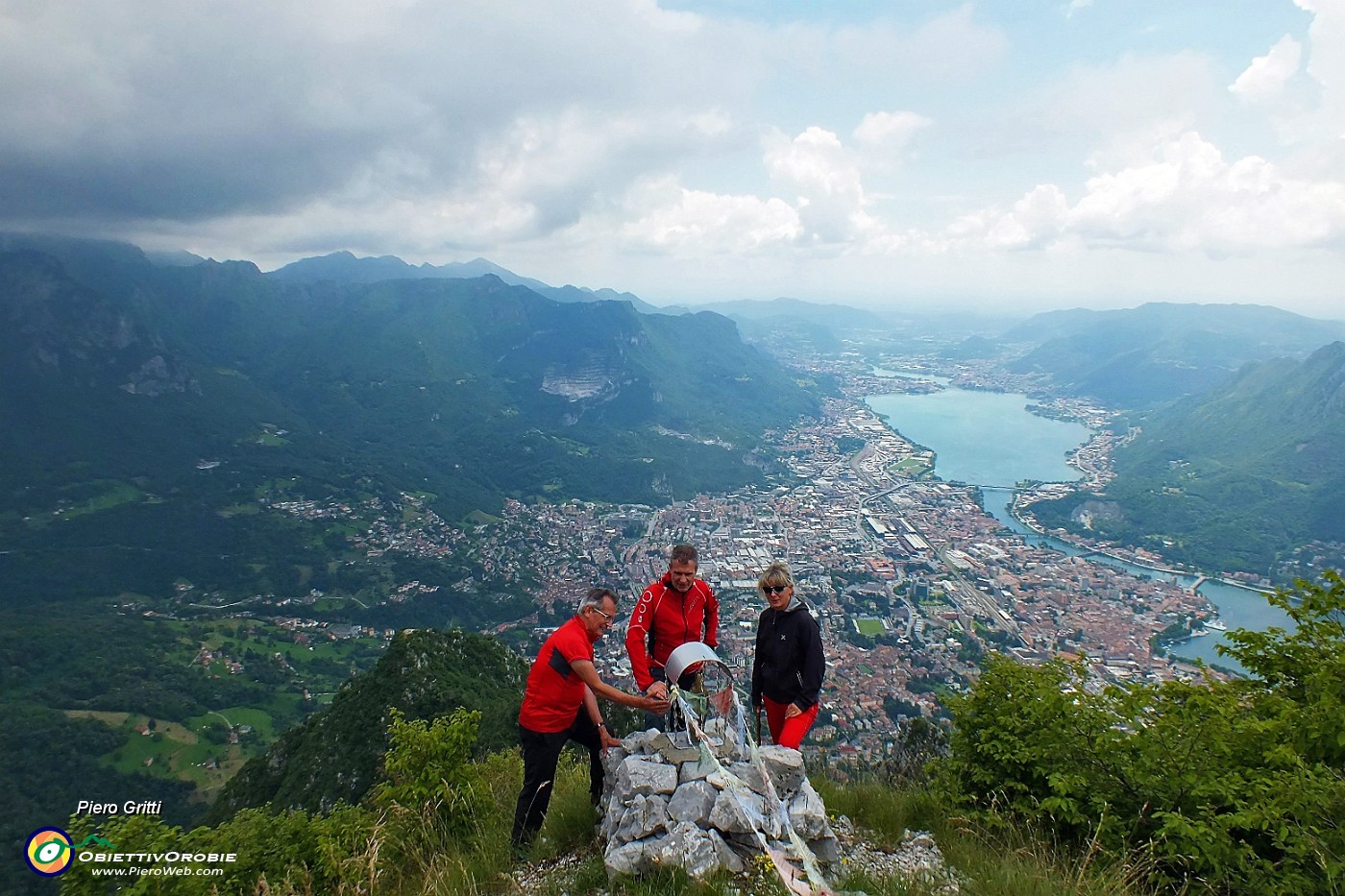 81 La Madonnina del Regismondo veglia dall'alto su Lecco.JPG